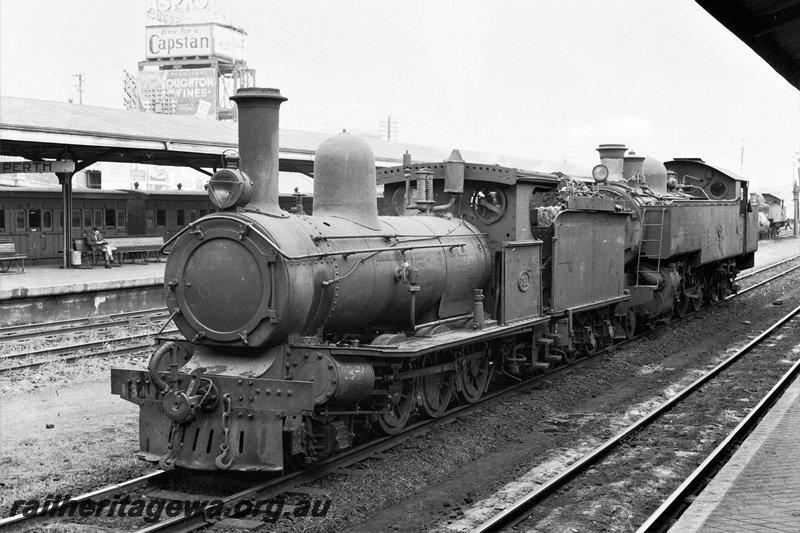 P19886
G class 131 and DD class 594 light engines Perth Station. ER line.
