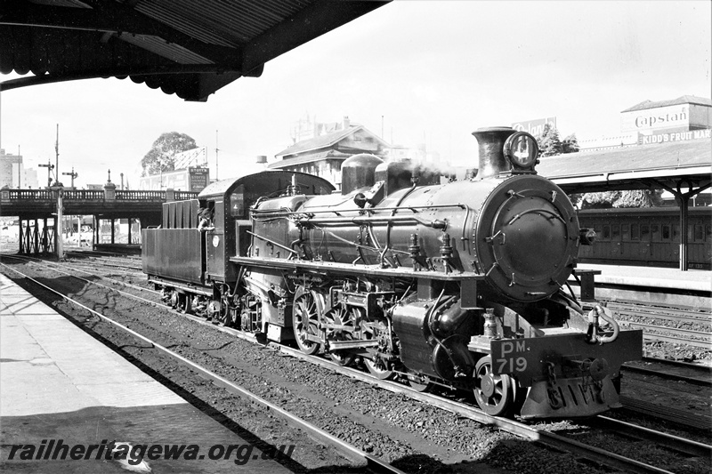 P19900
PM class 719 light engine at Perth Station. ER line.
