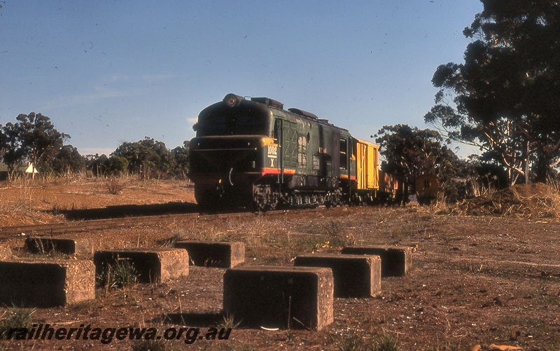 P19939
X class 1002, on goods train, concrete foundations, Muradup, DK line, front and side view
