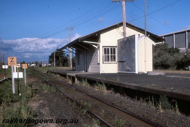 P19948
Station building, platform, track, Z track sign, Picton, SWR line, side and end view
