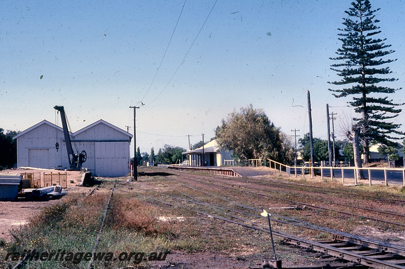 P19955
Station building, platform, goods shed class 1, crane, loading ramp, tracks, Busselton, BB line
