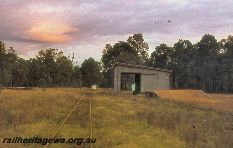 P19975
Goods shed class 3, loading ramp, track, Nannup, WN line
