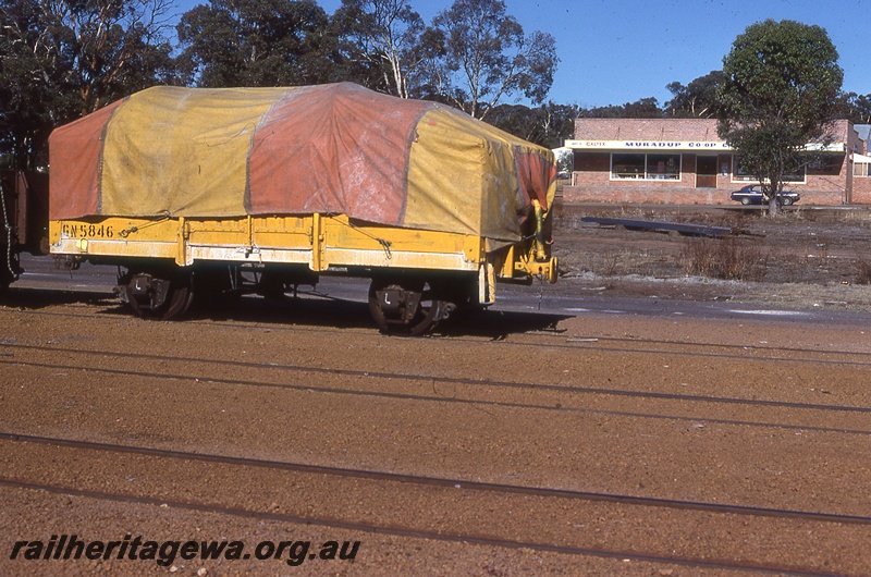 P19980
GN class covered wagon 5846, tracks, co-op store, Muradup, DK line 
