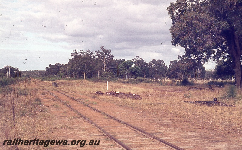 P19994
Abandoned siding, loading ramp, Tutunup, WN line
