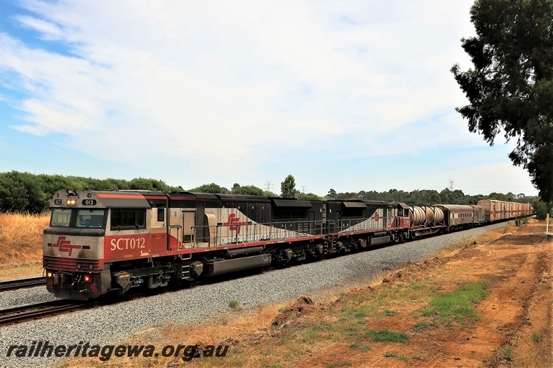 P19999
SCT locomotives SCT class 012 and SCT class 004 heading a freight train southwards through Hazelmere
