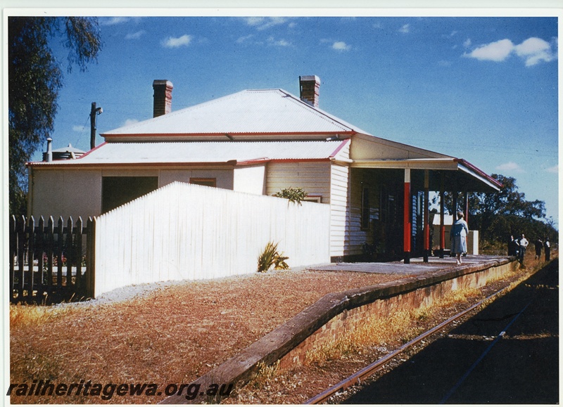 P20046
Station building, platform, tourists from ARHS tour, Mooliabeenie, MR line, track level view
