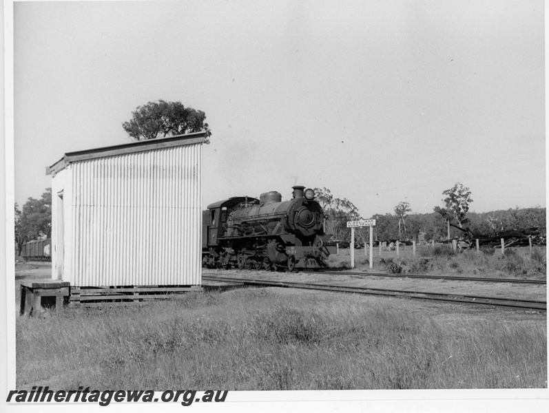 P20082
W class 931, on goods train, shed, siding, station nameboard, Queenwood, DK line
