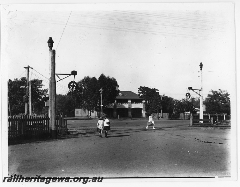 P20213
Wig wag signals, level crossing, pedestrians, Stirling Arms Hotel, Guildford, ER line, track level view
