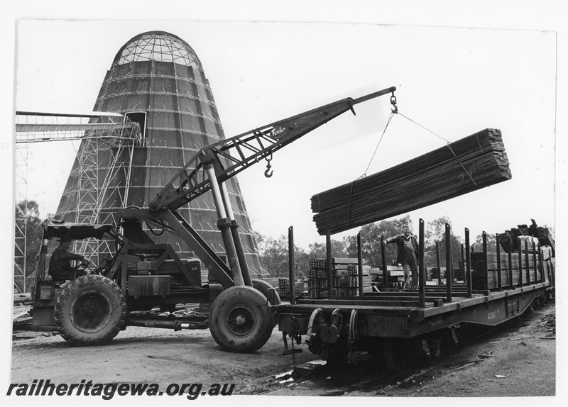 P20229
Crane loading milled timber onto QU class wagon at Nannup. WN line.
