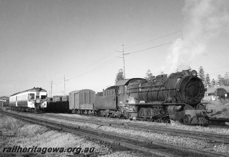 P20234
S class 546 hauling No.56 Up goods from south-west on goods line south of Cottesloe. ADA+ADG railcar overtaking on down main line. ER line.
