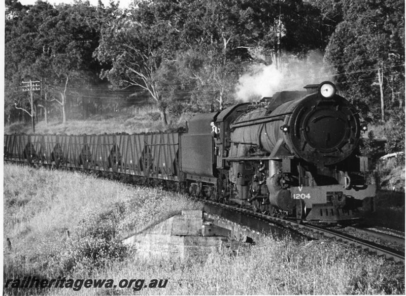 P20237
V class 1204 on loaded coal train of XA class hopper wagons. Between Beela and Brunswick Junction running downhill. BN line.
