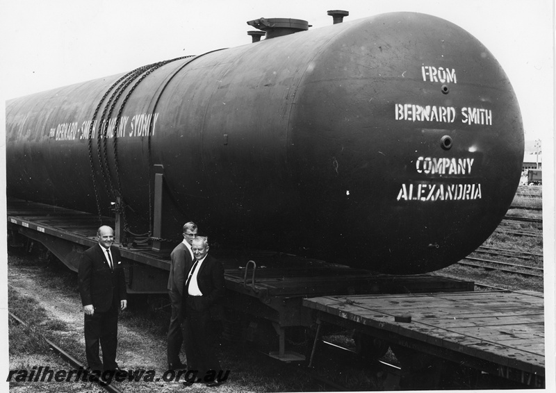 P20270
QU class wagon, loaded with a large 50 t 106 ft Bernard Smith Sydney pressure vessel, officials, Midland, ER line, side and end view

