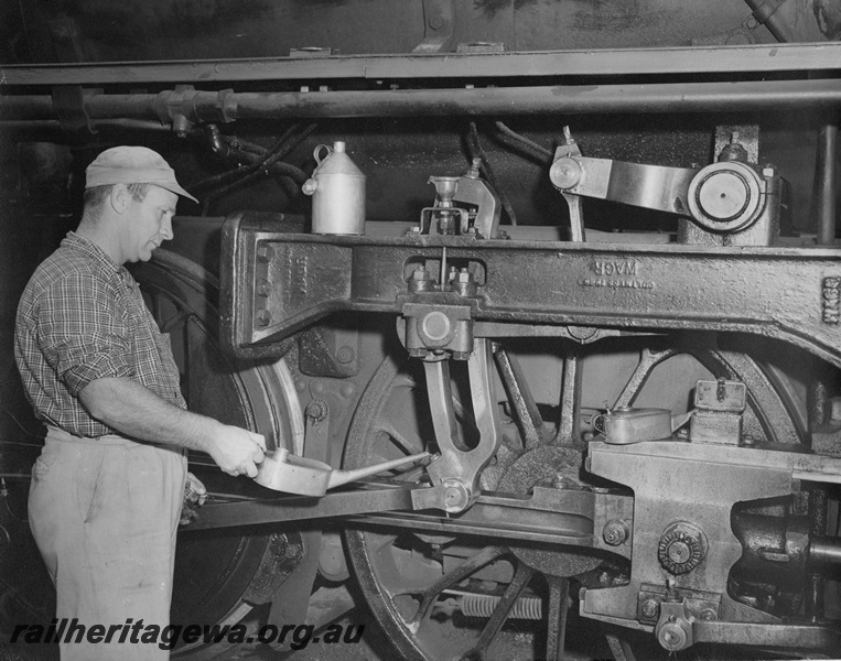 P20279
Worker oiling the motion of a PM class loco, 