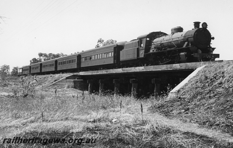 P20287
W class hauls a Bunbury to Perth passenger train near Cannington.  The train is comprised of 5 AQS coaches. SWR line.
