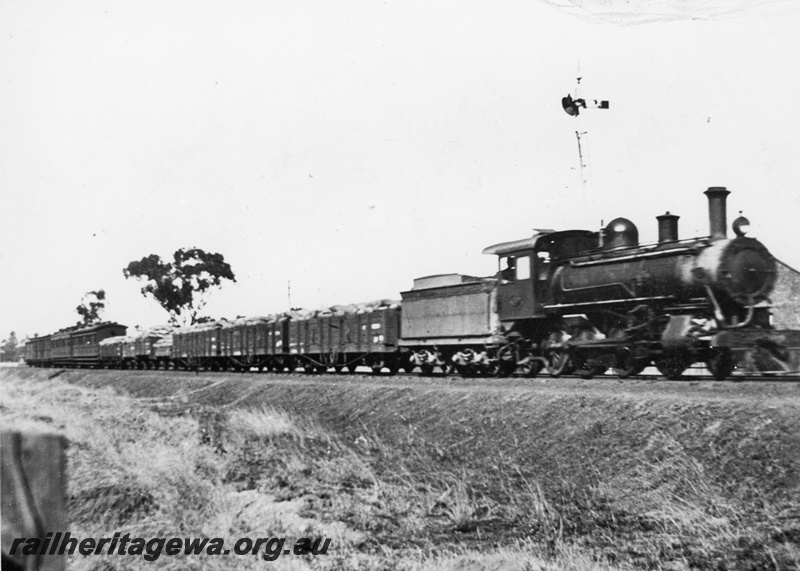 P20288
CA class locomotive hauls a mixed train from Goomalling into Northam. EGR line
