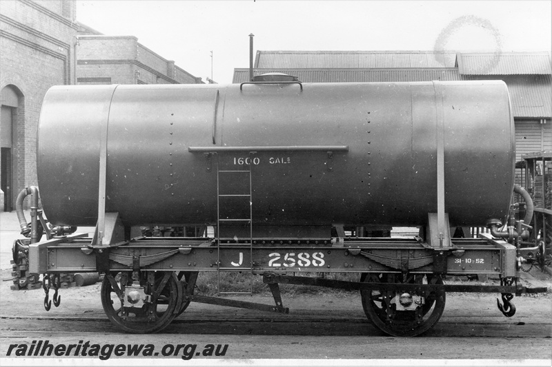 P20303
J class 2588 four wheel water tanker, side view
