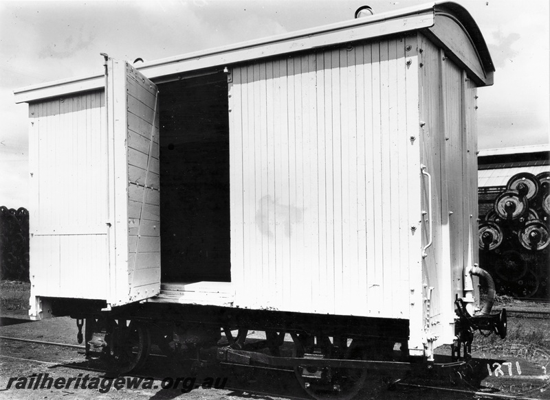 P20305
E class cool storage van, side and end view
