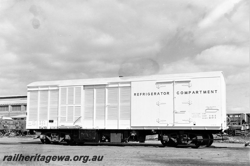 P20307
WVD class 23131 louvred van with refrigerator compartment, livestock wagons, workers, side view
