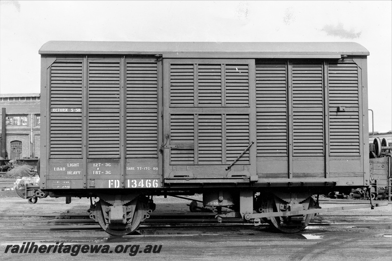 P20308
FD class 13466 louvred van, on siding, side view
