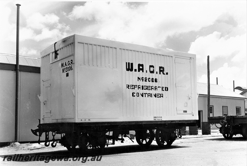 P20322
Refrigerator container No 2006, industrial siding, end and side view
