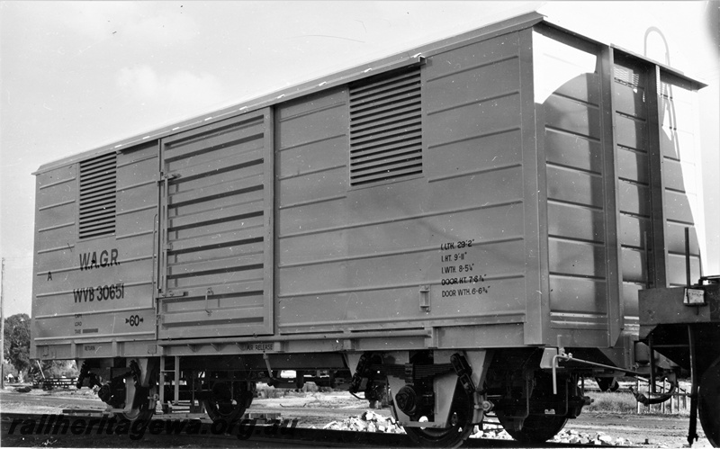 P20323
WVB class 30651 later WBE class 892 standard gauge four wheel goods van, side and end view
