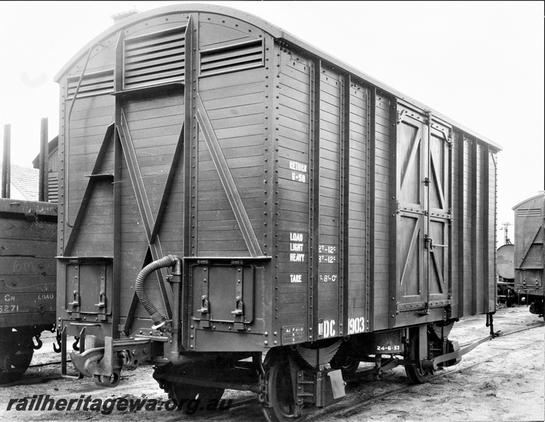 P20327
DC class 21903 four wheel covered goods van, end and side view
