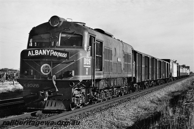 P20346
X class 1026, with Town of Albany crest and train nameboard, on the up 