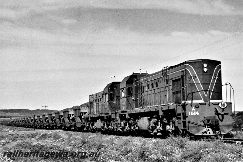 P20353
A class 1514 and A class 1513, double heading Western Mining Corporation iron ore train from Westmine (Koolanooka) to Geraldton, EM line, side and front view
