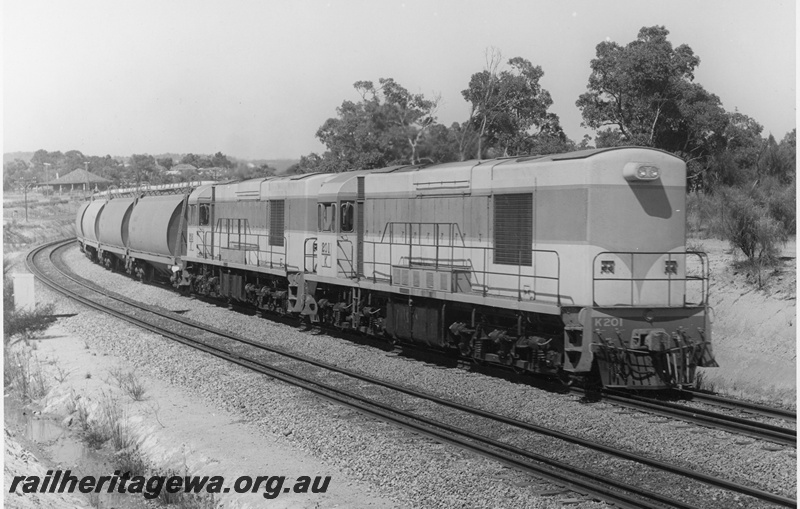 P20384
K class 201 and unidentified K class diesel hauling standard gauge train of grain wagons (empty) after Bellevue towards Millendon. SG line.
