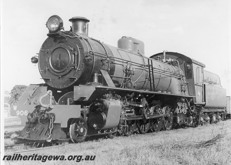 P20392
W class 906 newly painted at north end of East Perth Loco shed. Loco portrait three-quarter front view. ER line.
