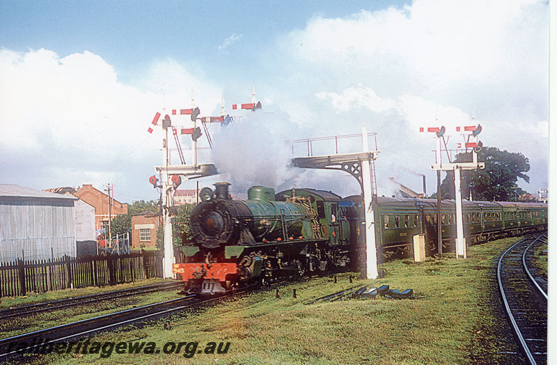 P20423
W class 945 approaches East Perth hauling 