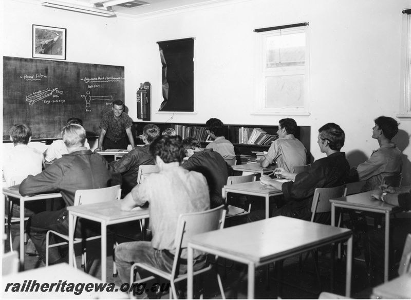 P20433
Midland Junction Workshops - apprentices training class.
