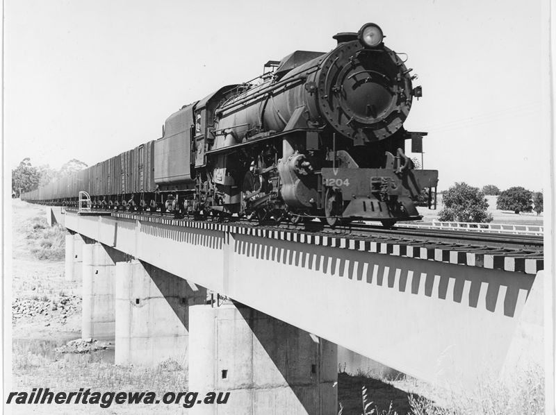 P20435
V class  1204 hauling empty coal train across the Serpentine River, Serpentine. SWR line.
