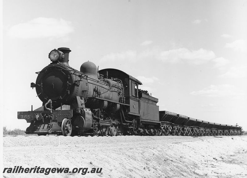 P20436
Fs class 365 hauling ballast train  consisting of LA class ballast wagons.  
