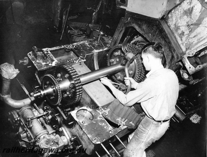 P20445
Crossley HST V8 engine, undergoing heavy repairs or overhaul, mechanical fitter, tools, diesel shop, Midland workshops, ER line, interior view
