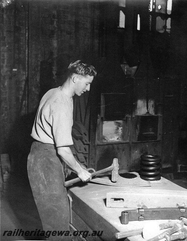 P20457
Blacksmith, hammering leaf for spring, spring section, blacksmith shop, Midland workshops, ER line, interior view
