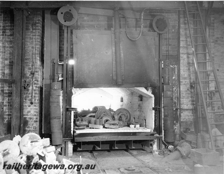 P20459
Oil fired furnace, with castings inside for normalising, ladder, foundry, Midland workshops, ER line, interior view
