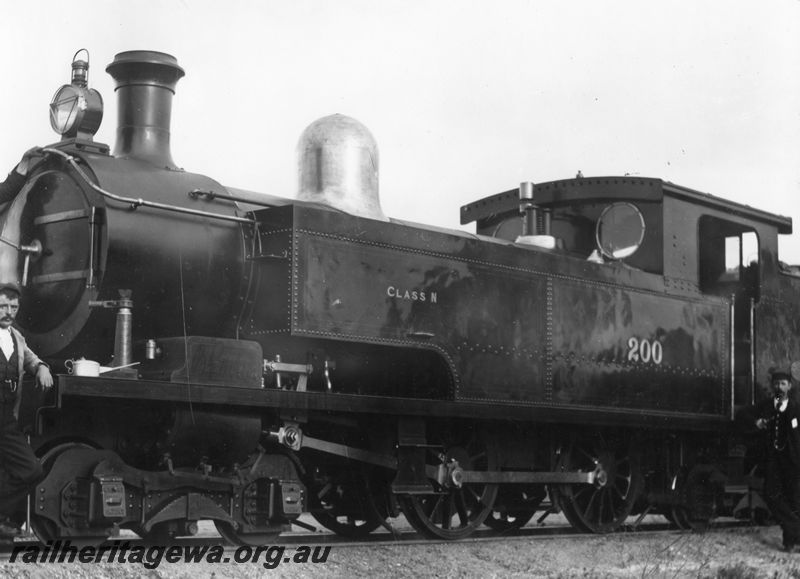 P20464
N class 200, in gleaming condition, oil can, workers, front and side view
