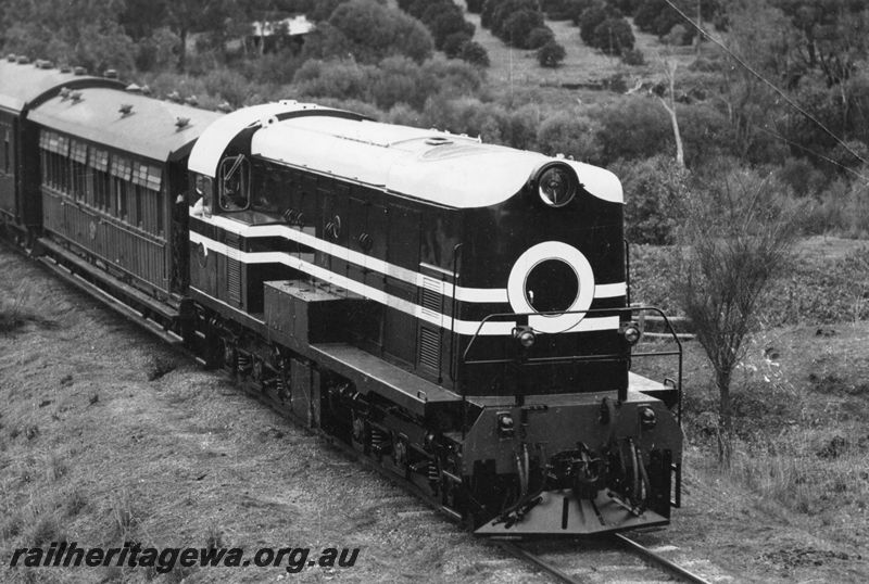 P20465
MRWA F class 40, on a Geraldton passenger train, Upper Swan, MR line, side and front view
