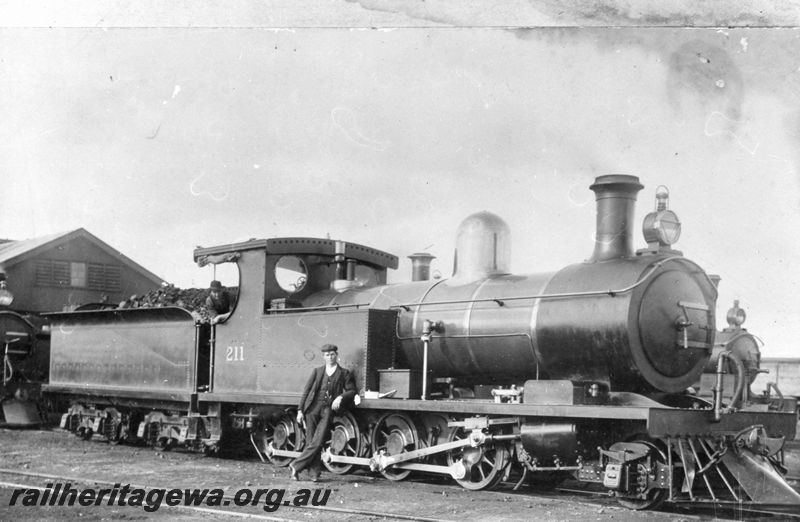 P20467
O class 211, crew, shed, side and front view

