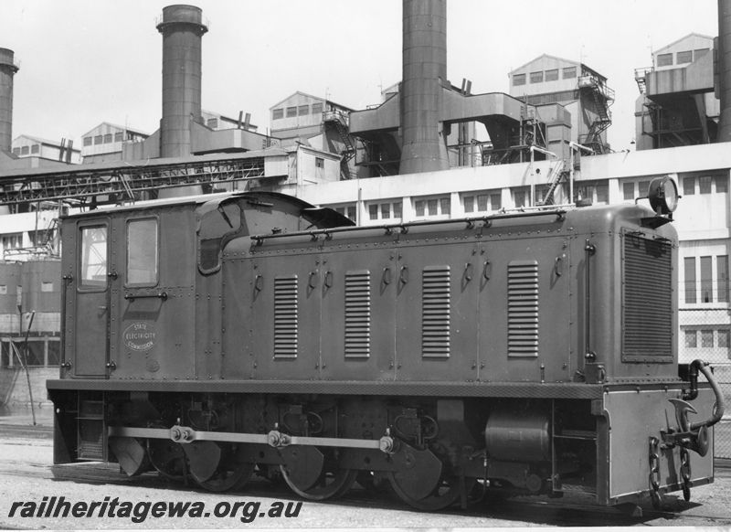 P20473
State Electricity Commission diesel mechanical shunter, power station, South Fremantle, FA line, side and end view
