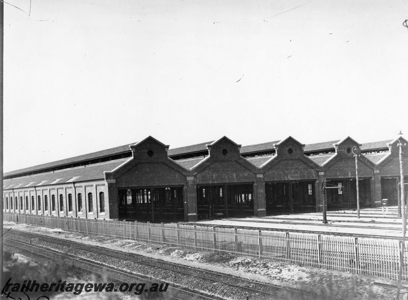 P20488
Brand new loco sheds, before any use, water cranes, tracks, picket fence, main line, East Perth, ER line
