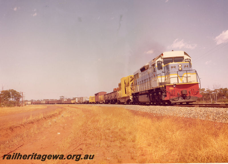 P20503
L class 261 on interstate freight train, side and front view
