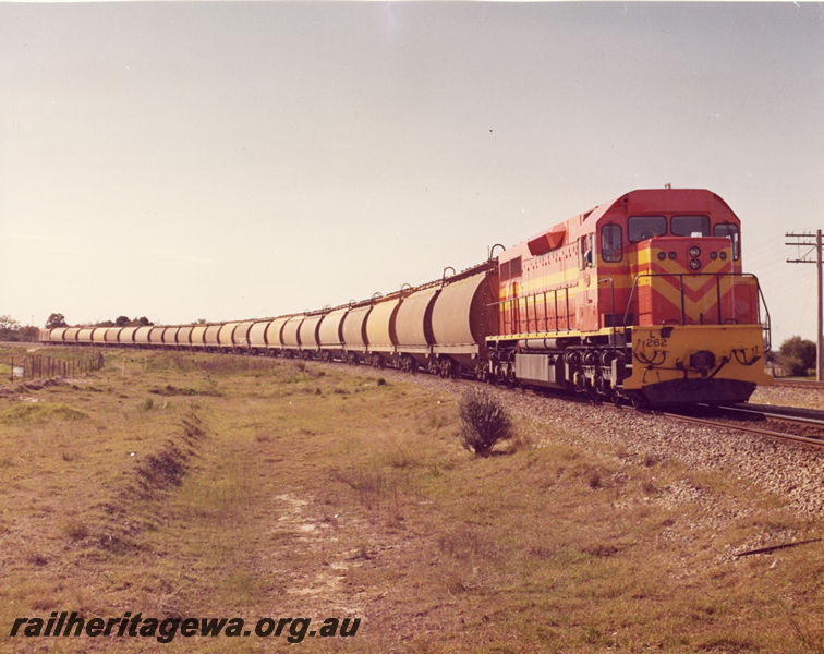 P20510
L class 262, in international orange livery, on block train of WW class hoppers and WWA class hoppers, side and front view
