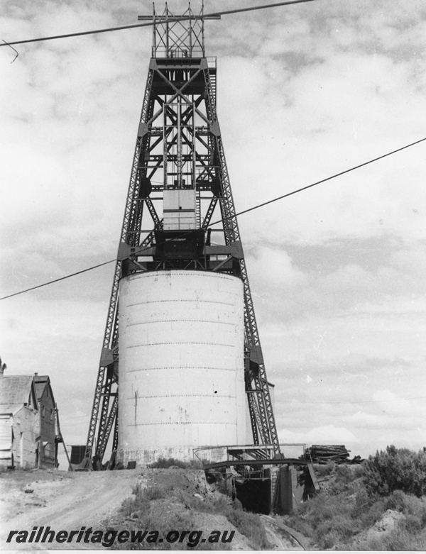 P20531
Lake View Consols shaft load out point, buildings, tower, derrick, tunnel, Kalgoorlie, ground level view 
