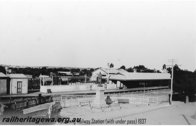 P20537
Station buildings, platform, canopy, statue, pedestrian underpass, Katanning, GSR line
