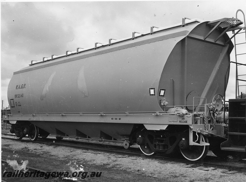 P20564
WW class 32140 standard gauge grain hopper, built by Scotts, side and end view
