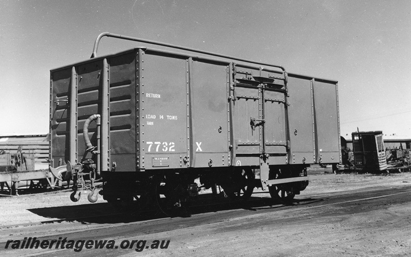 P20572
X class 7732 steel bulk grain wagon with ridge pole, end and side view
