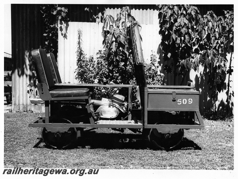 P20583
Two-seater gangers trolley No. 509, powered by Suzuki engine, 3 of 4
