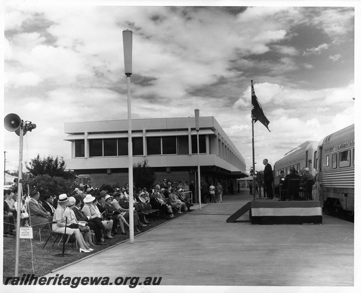 P20592
The Mayor of Northam addressing guests at the launch ceremony of the Prospector service, Northam Station
